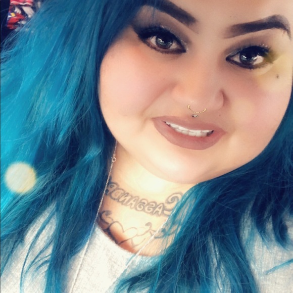 Meet your Posher, Leahanna - Picture 2 of 2